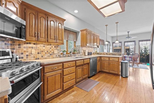 5204 N PENNSYLVANIA Street, Gladstone, MO 64118