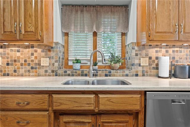 5204 N PENNSYLVANIA Street, Gladstone, MO 64118