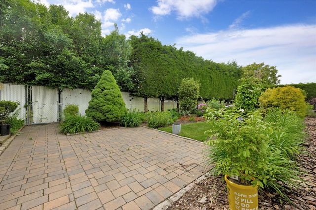 19 Clifton Street, Farmingdale, NY 11735