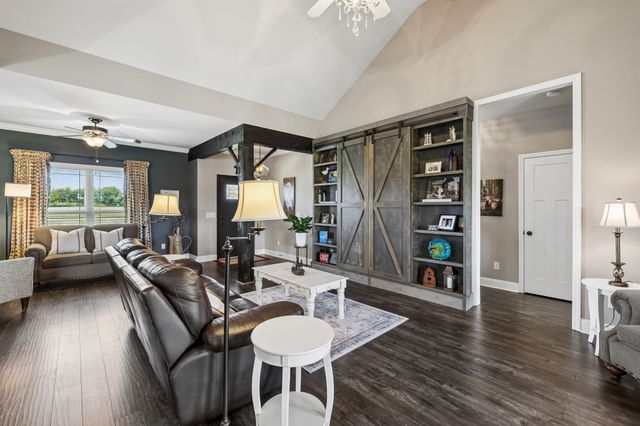 1357 Neil Rd, Chapel Hill, TN 37034