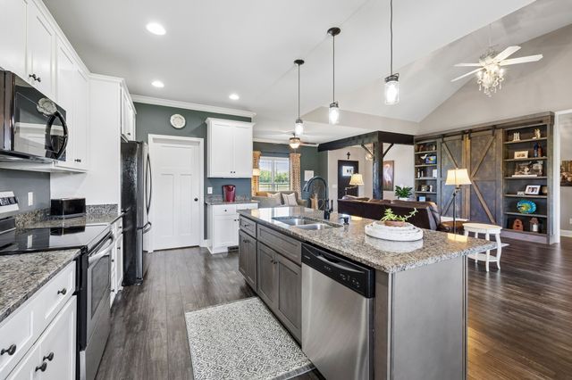 1357 Neil Rd, Chapel Hill, TN 37034