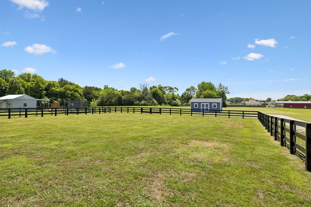 1357 Neil Rd, Chapel Hill, TN 37034