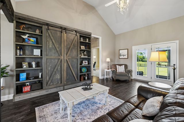 1357 Neil Rd, Chapel Hill, TN 37034