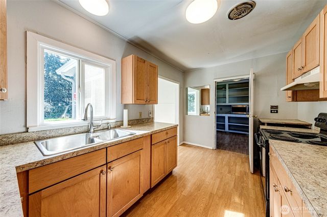 2016 W 10th Street, Port Angeles, WA 98363