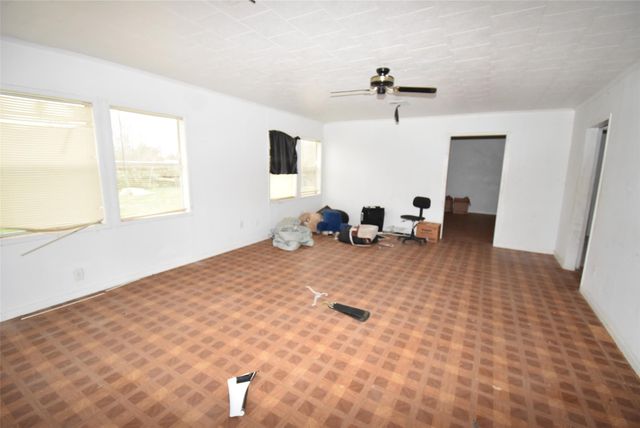 1909 Avenue C, Bay City, TX 77414