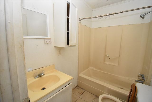 1909 Avenue C, Bay City, TX 77414