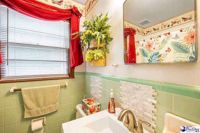 560 W Carolina Avenue, Hartsville, SC 29550