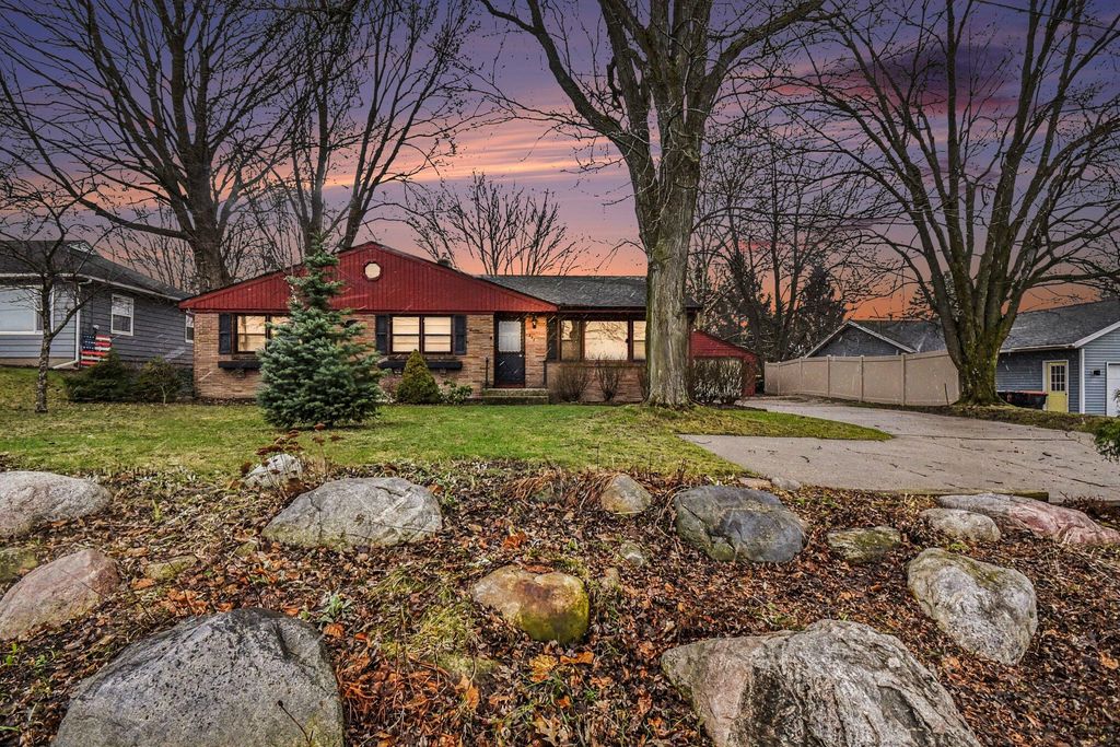 694 68th Street Sw, Byron Twp, MI 49315