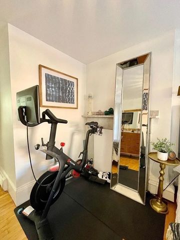 4 Derne St 3, Boston, MA 02114