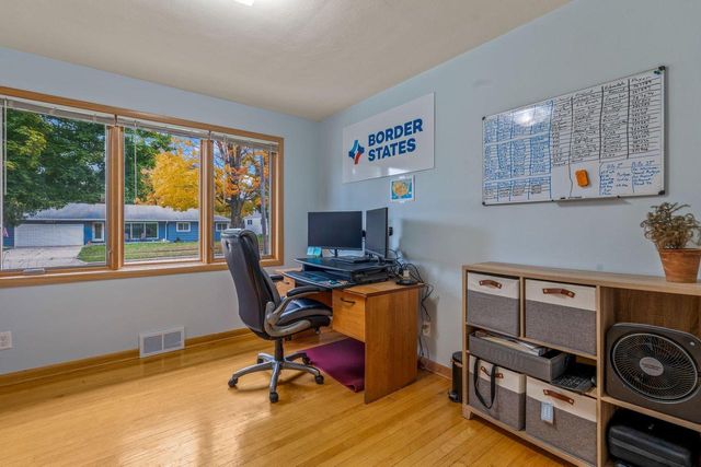 1011 E Wabash AVENUE, Waukesha, WI 53186