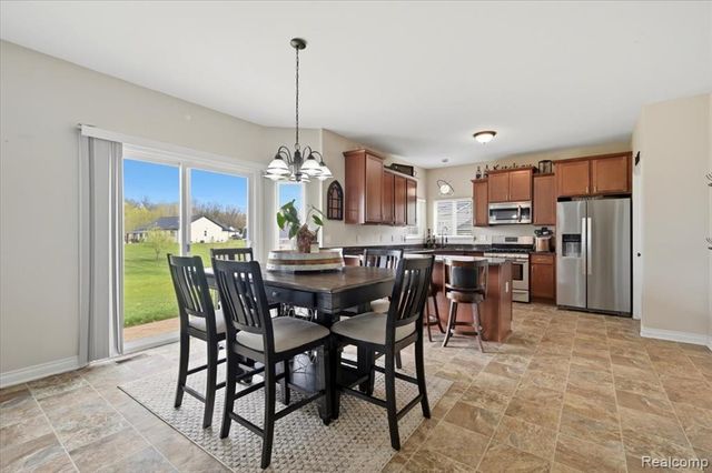 8131 Peninsula Circle, Grand Blanc, MI 48439