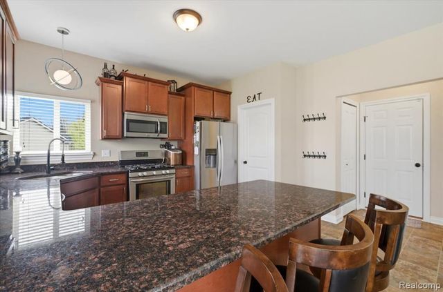 8131 Peninsula Circle, Grand Blanc, MI 48439
