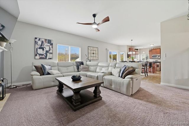 8131 Peninsula Circle, Grand Blanc, MI 48439