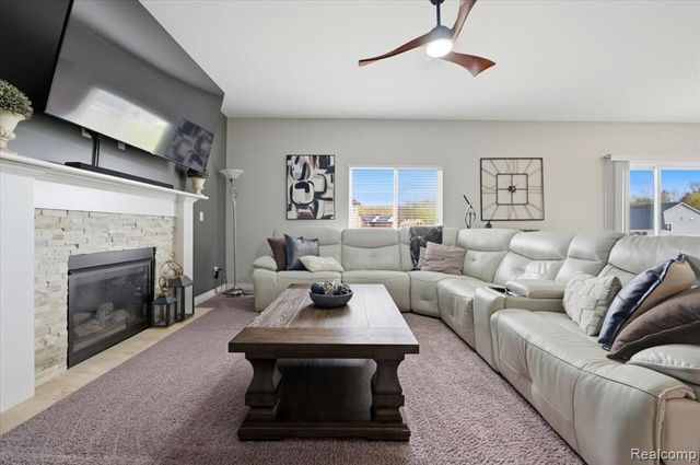 8131 Peninsula Circle, Grand Blanc, MI 48439