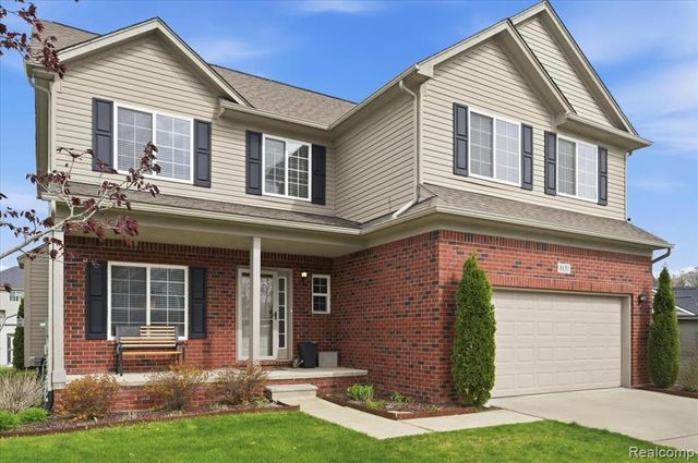 8131 Peninsula Circle, Grand Blanc, MI 48439