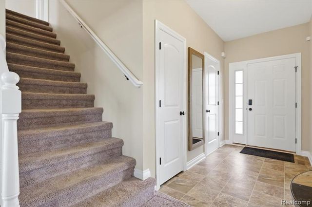 8131 Peninsula Circle, Grand Blanc, MI 48439