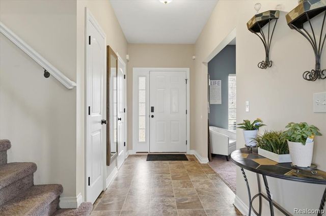 8131 Peninsula Circle, Grand Blanc, MI 48439