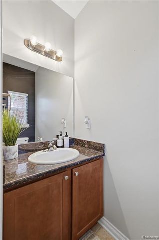 8131 Peninsula Circle, Grand Blanc, MI 48439