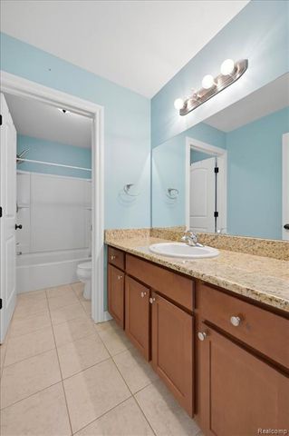 8131 Peninsula Circle, Grand Blanc, MI 48439