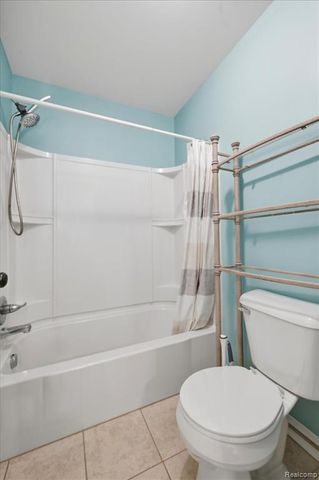 8131 Peninsula Circle, Grand Blanc, MI 48439