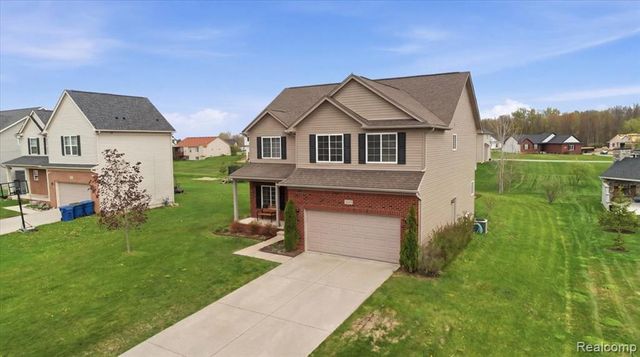 8131 Peninsula Circle, Grand Blanc, MI 48439