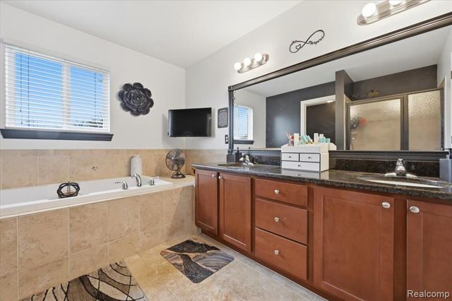 8131 Peninsula Circle, Grand Blanc, MI 48439