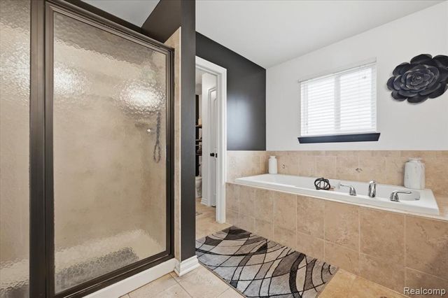 8131 Peninsula Circle, Grand Blanc, MI 48439