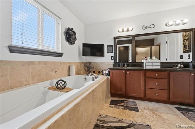 8131 Peninsula Circle, Grand Blanc, MI 48439