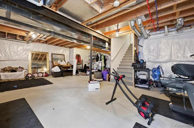 8131 Peninsula Circle, Grand Blanc, MI 48439