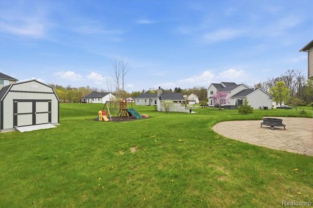 8131 Peninsula Circle, Grand Blanc, MI 48439