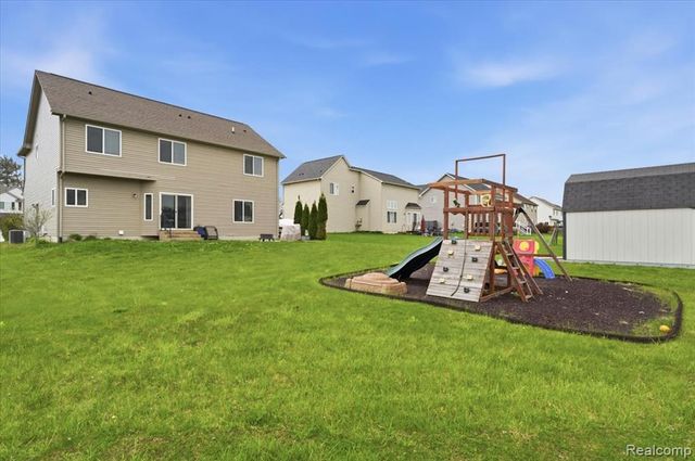 8131 Peninsula Circle, Grand Blanc, MI 48439