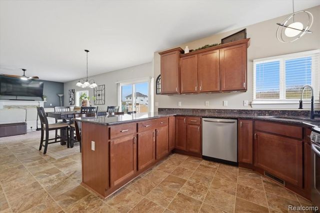 8131 Peninsula Circle, Grand Blanc, MI 48439