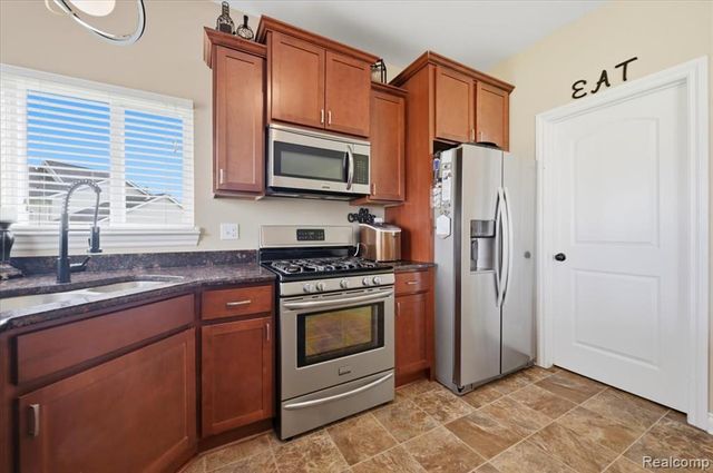 8131 Peninsula Circle, Grand Blanc, MI 48439