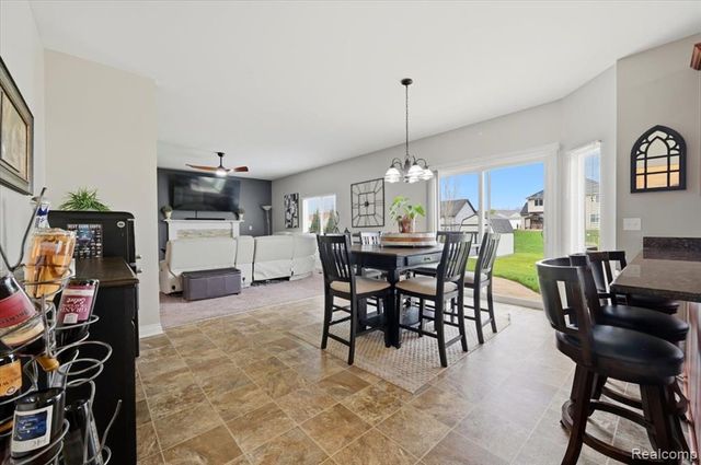 8131 Peninsula Circle, Grand Blanc, MI 48439