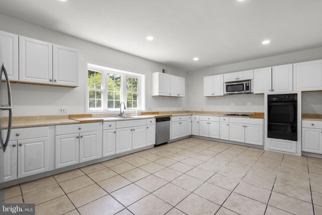 Image 13 of property listing at 24000 CLARKSBURG RD, Clarksburg, MD 20871