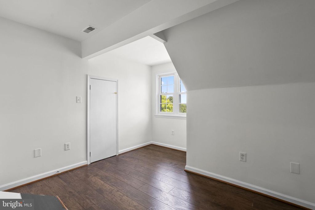 Image 34 of property listing at 24000 CLARKSBURG RD, Clarksburg, MD 20871