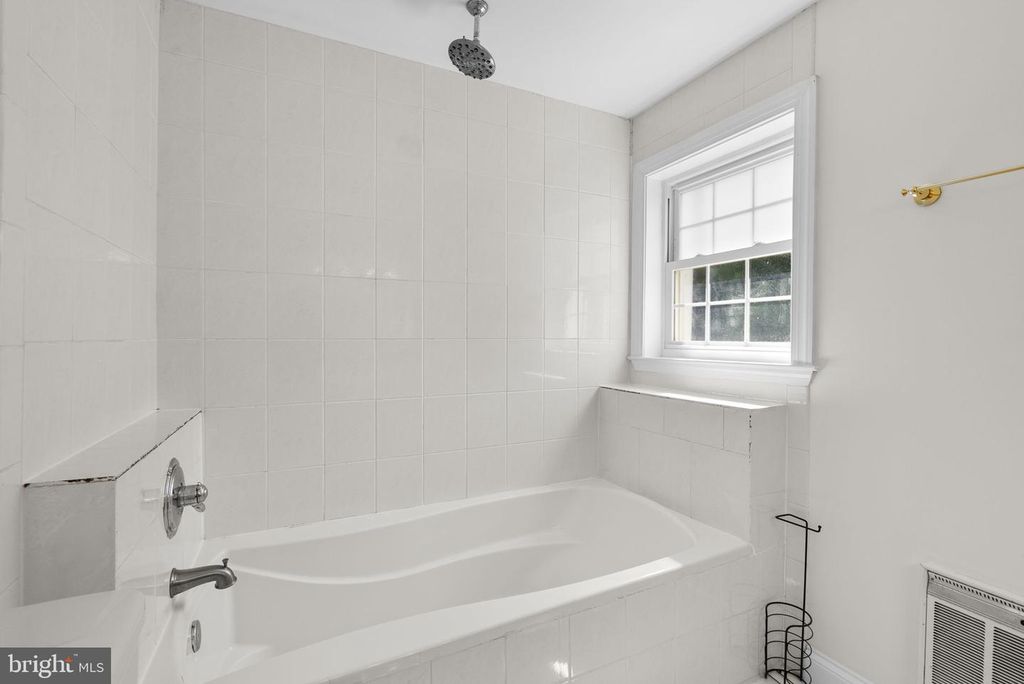 Image 41 of property listing at 24000 CLARKSBURG RD, Clarksburg, MD 20871