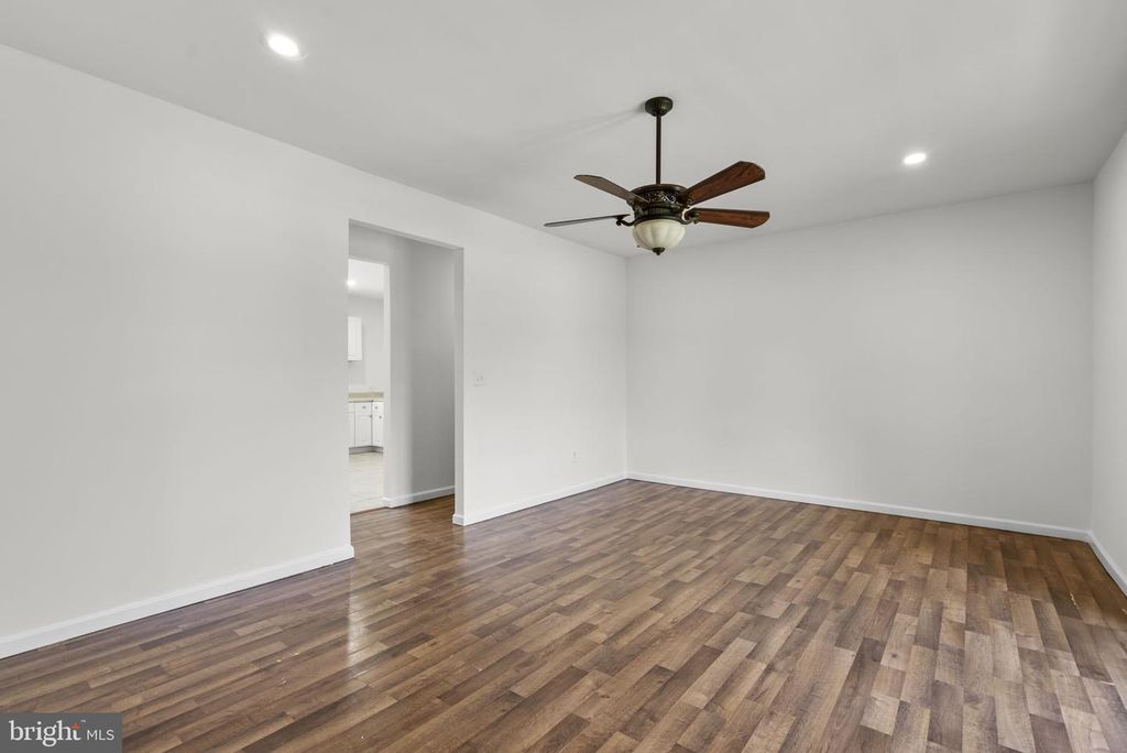 Image 9 of property listing at 24000 CLARKSBURG RD, Clarksburg, MD 20871
