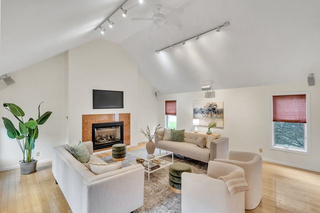 829 Chestnut St, Newton, MA 02468