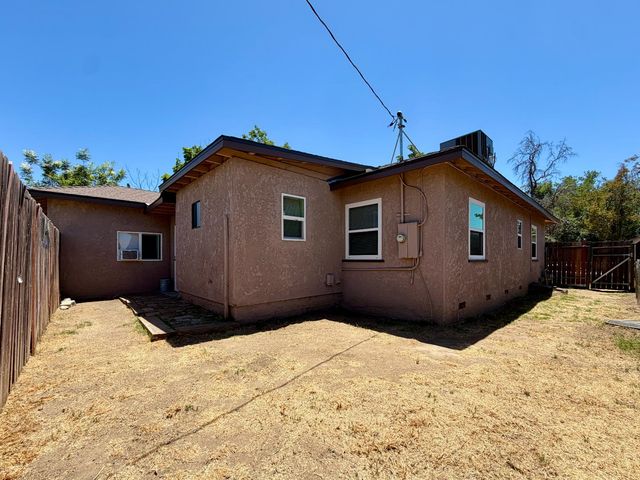 2421 E Clay Avenue, Fresno, CA 93701