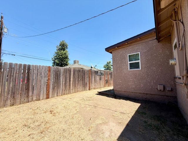 2421 E Clay Avenue, Fresno, CA 93701