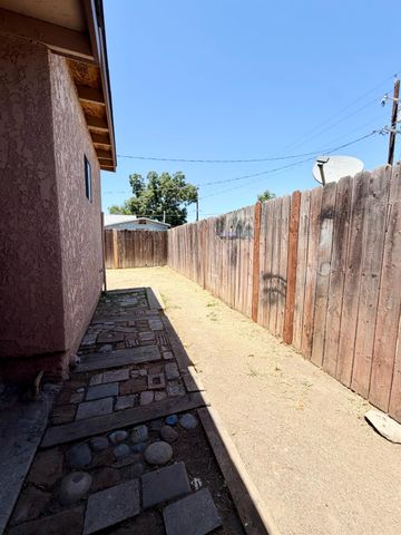 2421 E Clay Avenue, Fresno, CA 93701
