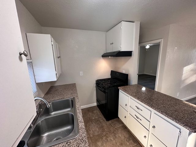 2421 E Clay Avenue, Fresno, CA 93701