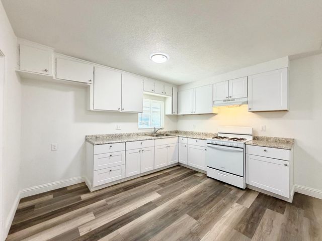 2421 E Clay Avenue, Fresno, CA 93701