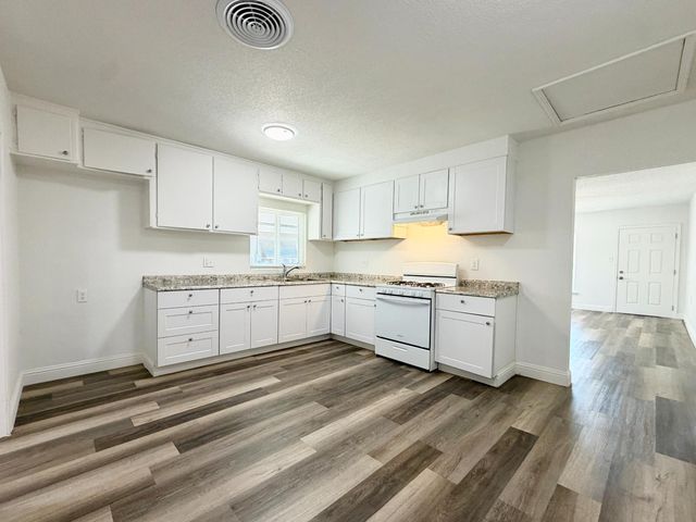 2421 E Clay Avenue, Fresno, CA 93701