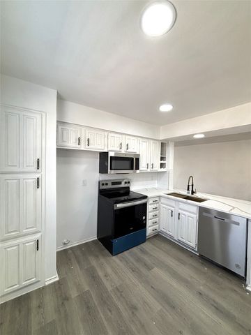 222 Shady Lane Drive, Fort Worth, TX 76112