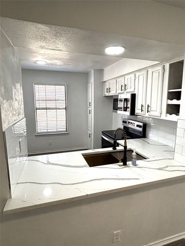 222 Shady Lane Drive, Fort Worth, TX 76112