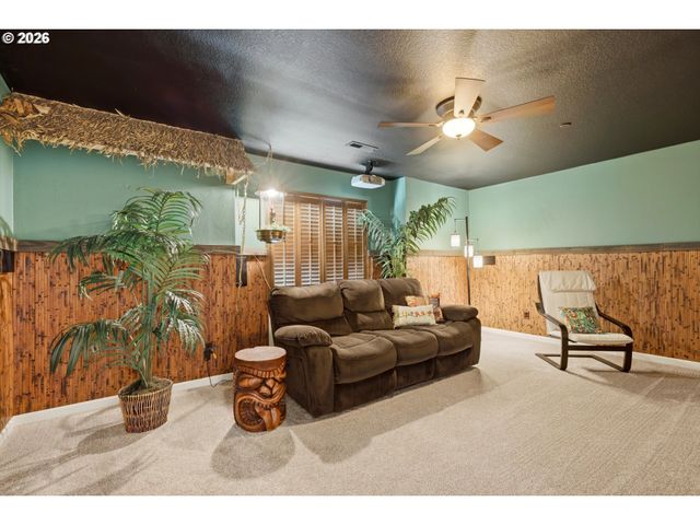 9025 N DOGWOOD St, Camas, WA 98607