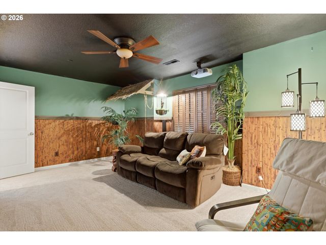 9025 N DOGWOOD St, Camas, WA 98607