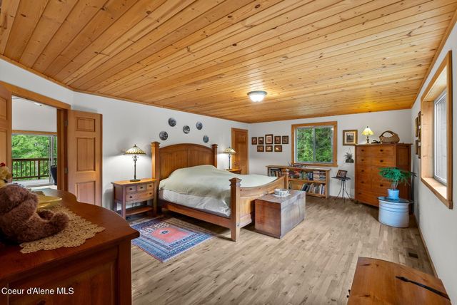 335 Tamarack LN, Sagle, ID 83860